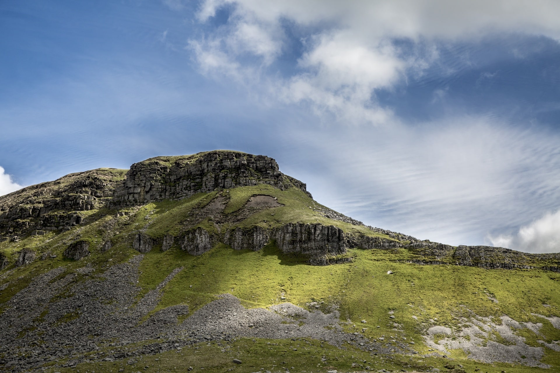 Picture of the mountain Pen-y-ghent in the Yorkshire Dales